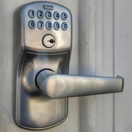 Апартаменты The White Door *